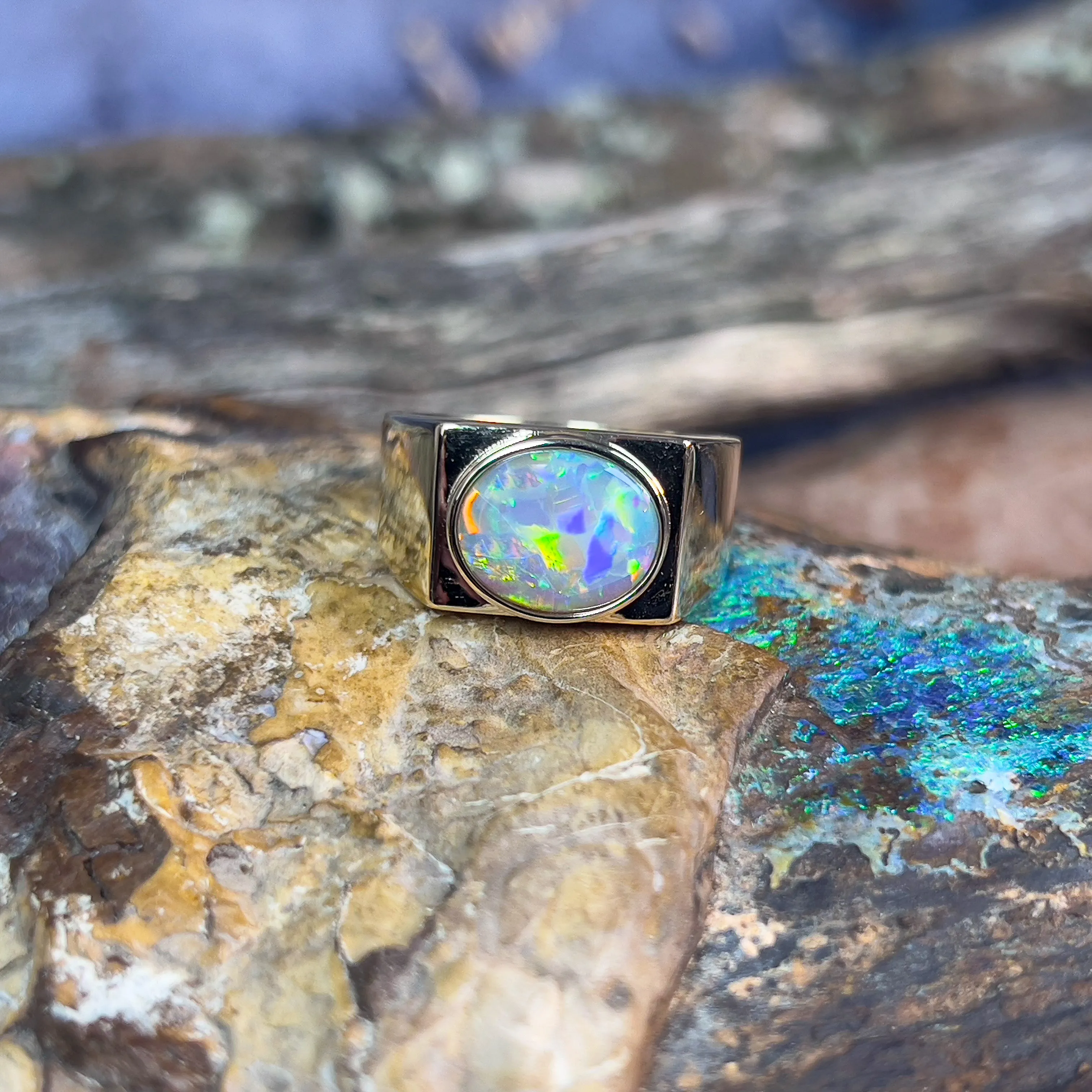 9kt Yellow Gold signet ring with one Black Crystal 2.93ct